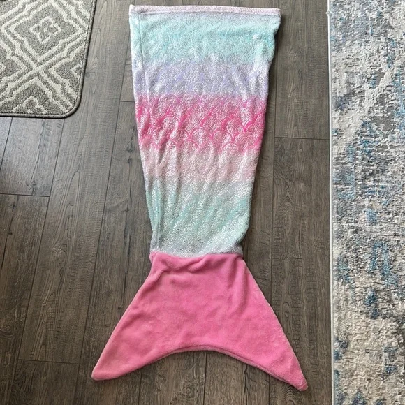Mermaid tail plush wearable blanket - Picture 2 of 8